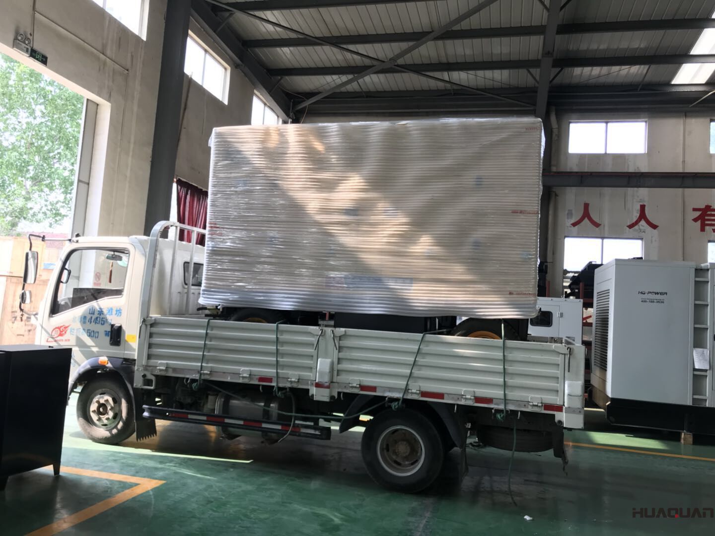 一臺300kw靜音箱柴油發(fā)電機組于8月16日順利發(fā)往四川
