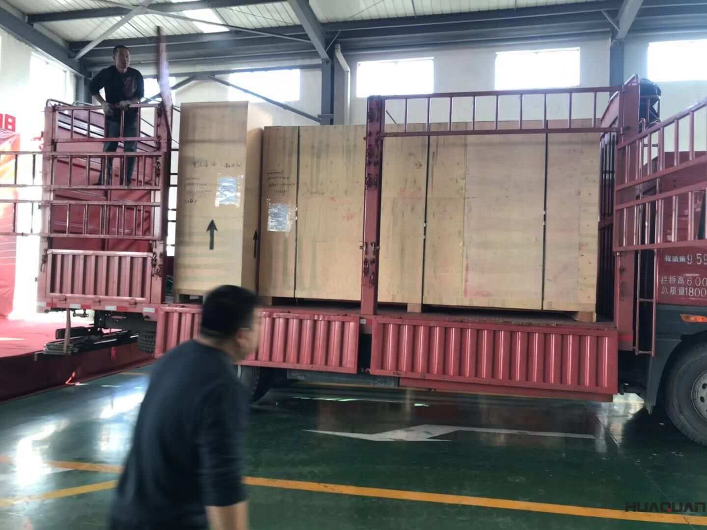 一臺(tái)300kw靜音箱柴油發(fā)電機(jī)組于10月19日從華全動(dòng)力順利發(fā)往黃島開(kāi)發(fā)區(qū)