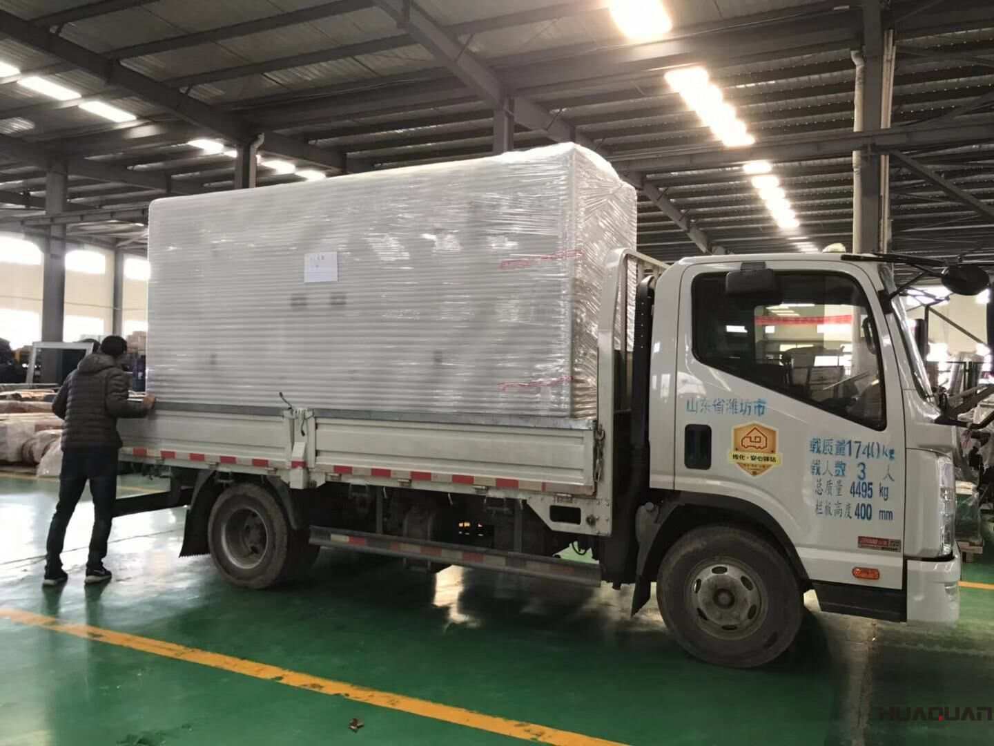河北杜先生從華全動力采購的一臺150kw立柜四保護柴油發電機組已于11月21日成功發貨