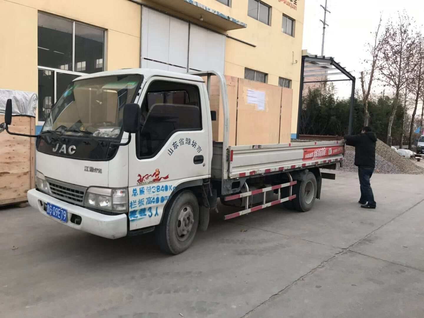 黃先生從華全動力采購的30kw標配柴油發(fā)電機組于12月11日順利發(fā)往甘肅省