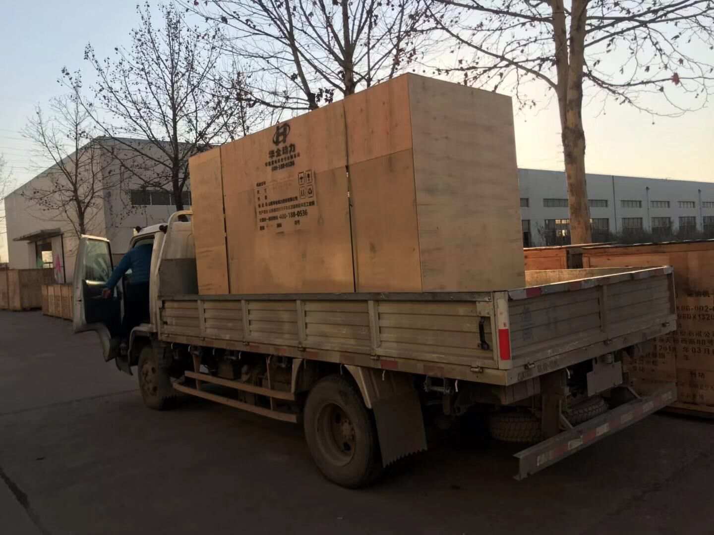 楊先生從華全動力訂購的一臺250kw標配柴油發電機組已于12月14日成功發往內蒙古